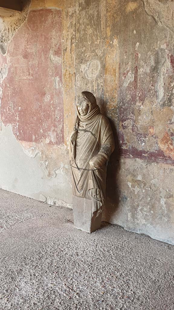 VII.1.8 Pompeii. July 2021. Statue of a woman in north portico B.
Foto Annette Haug, ERC Grant 681269 DÉCOR