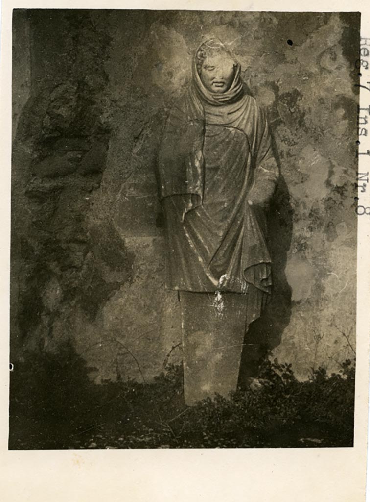 VII.1.8 Pompeii. Pre-1937-39. Statue of a woman in north portico B.
Photo courtesy of American Academy in Rome, Photographic Archive. Warsher collection no. 176.