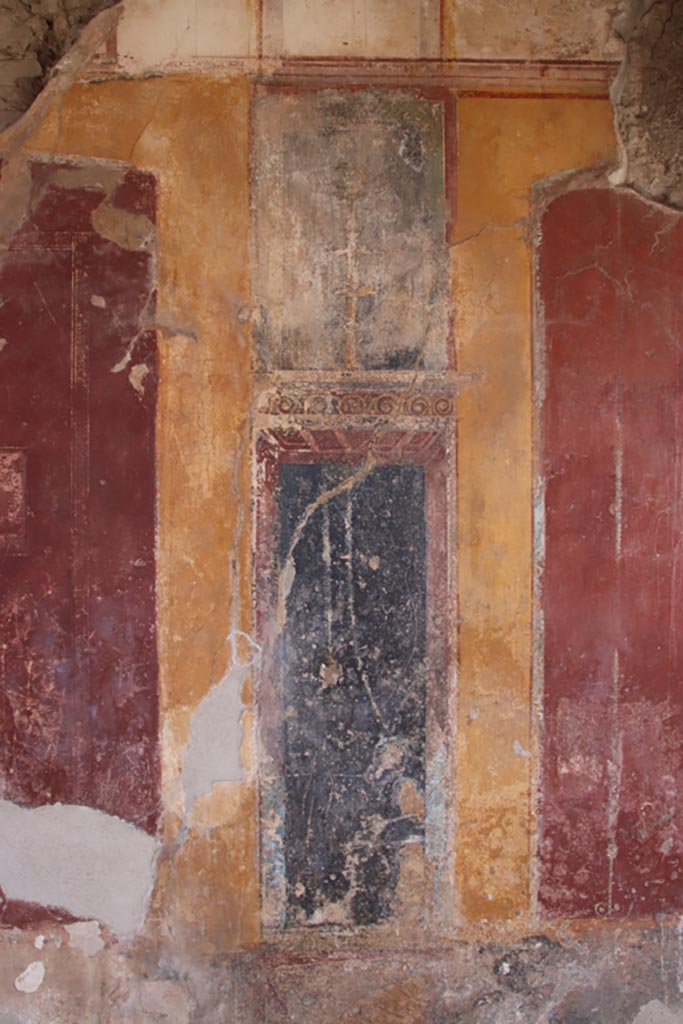 VII.1.8 Pompeii. October 2023.
Detail from north wall of portico B, on east side of doorway to latrine. Photo courtesy of Klaus Heese.