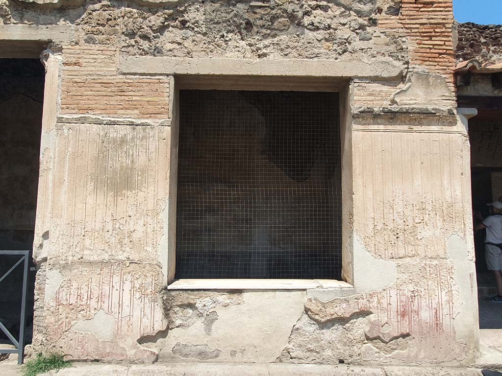 VII.1.8 Pompeii. July 2021. Room Q, looking north through window from north portico B.
Foto Annette Haug, ERC Grant 681269 DÉCOR