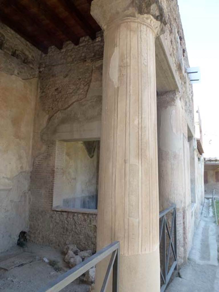 VII.1.8 Pompeii. June 2012. Room R, bowling players’ room. Looking past central column towards east wall with window into room Q. Photo courtesy of Michael Binns.