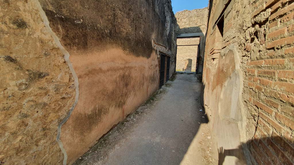 VII.1.8 Pompeii. July 2021. Corridor H, at north-west corner of gymnasium C.
Looking west along corridor towards entrance doorway at VII.1.51.
Foto Annette Haug, ERC Grant 681269 DÉCOR