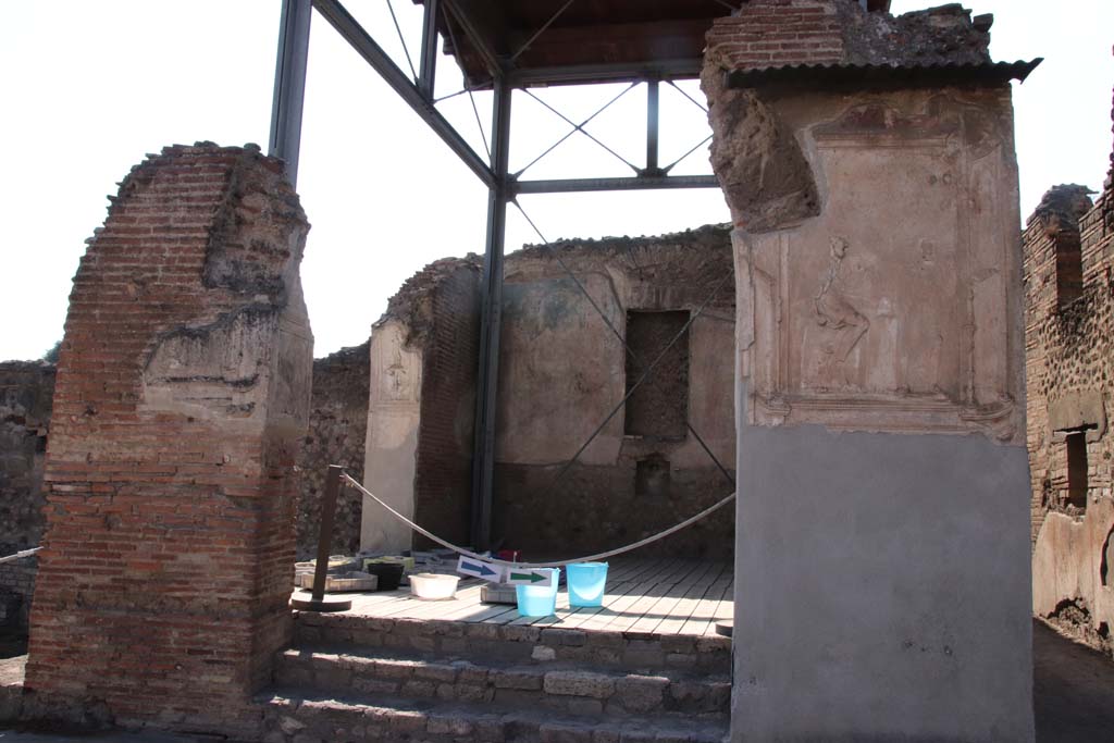 VII.1.8 Pompeii. September 2021.
Looking west to entrance to nymphaeum G in north-west corner of gymnasium C. Photo courtesy of Klaus Heese.