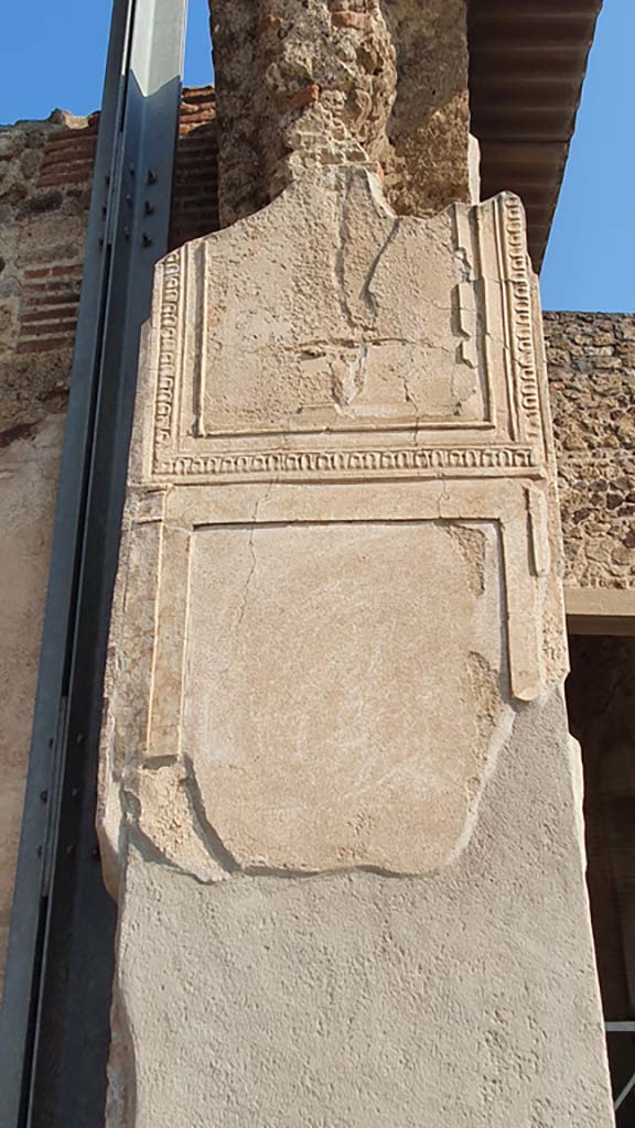 VII.1.8 Pompeii. July 2021.
South side of pilaster on north side of nymphaeum G entrance.
Foto Annette Haug, ERC Grant 681269 DÉCOR