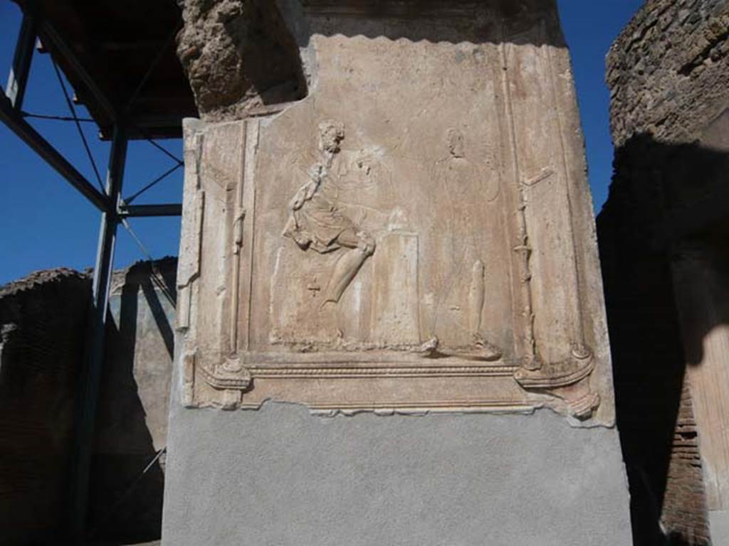VII.1.8 Pompeii. May 2012. Pilaster on north side of nymphaeum G entrance.
According to Mau, on the outer wall was a stucco relief of Daedalus making wings for himself and Icarus. See Mau, A., 1907, translated by Kelsey F. W. Pompeii: Its Life and Art. New York: Macmillan, p. 200. Photo courtesy of Buzz Ferebee.