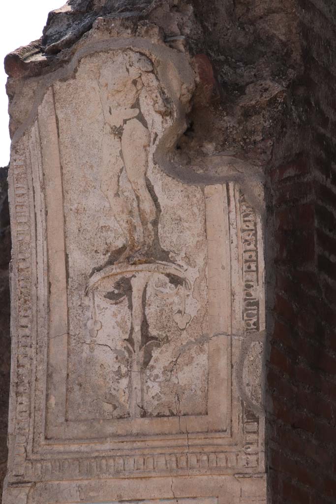 VII.1.8 Pompeii. September 2021.
Nymphaeum G, detail of arched stucco plaster on south wall. Photo courtesy of Klaus Heese.