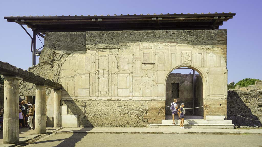 VII.1.8 Pompeii. August 2021.
Looking west to stucco exterior walls of destrictarium E and nymphaeum F, in south-west corner of gymnasium C. Photo courtesy of Robert Hanson.