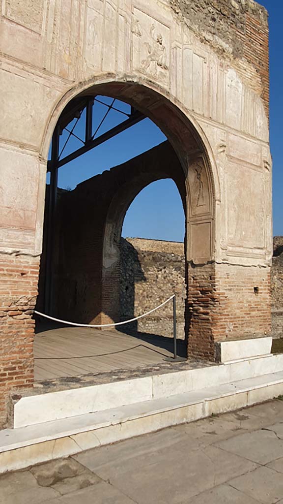 VII.1.8 Pompeii. July 2021.
Looking north-west towards Nymphaeum F with arched entrance and stucco plaster.
Foto Annette Haug, ERC Grant 681269 DÉCOR