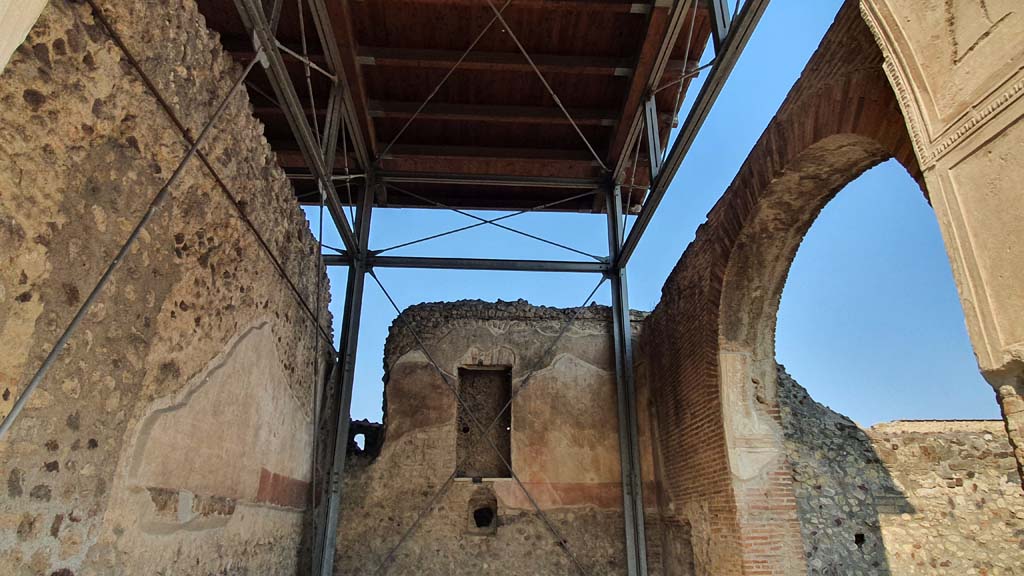 VII.1.8 Pompeii. July 2021. Nymphaeum F, looking west.
Foto Annette Haug, ERC Grant 681269 DÉCOR