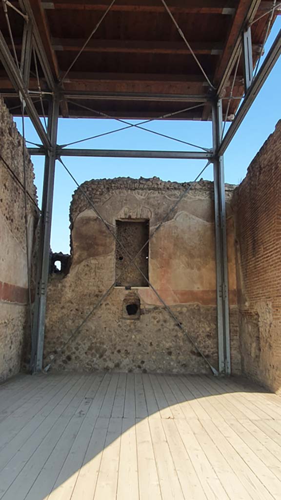 VII.1.8 Pompeii. July 2021.
Looking towards west wall of nymphaeum F, with niche.
Foto Annette Haug, ERC Grant 681269 DÉCOR