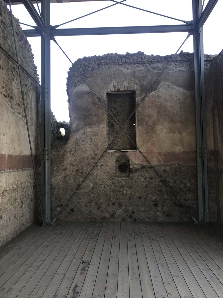 VII.1.8 Pompeii. April 2019. Looking towards west wall of nymphaeum F, with niche.
Photo courtesy of Rick Bauer.