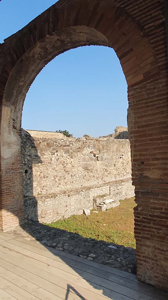VII.1.8 Pompeii. July 2021.
Nymphaeum F, looking through arch in north wall towards swimming pool D
Foto Annette Haug, ERC Grant 681269 DÉCOR