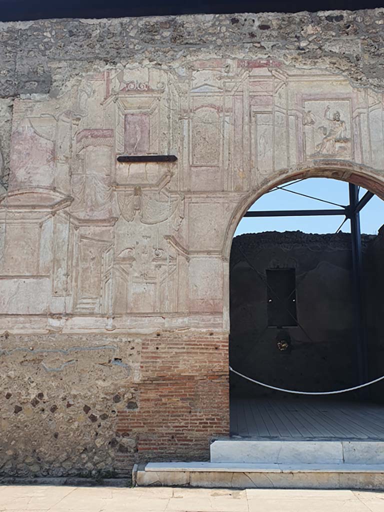 VII.1.8 Pompeii. July 2021.
Looking west towards stucco decoration on south side of doorway to Nymphaeum F.
Foto Annette Haug, ERC Grant 681269 DÉCOR