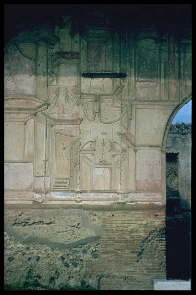 VII.1.8 Pompeii. South-west corner of gymnasium C, stucco walls.
Photographed 1970-79 by Günther Einhorn, picture courtesy of his son Ralf Einhorn.