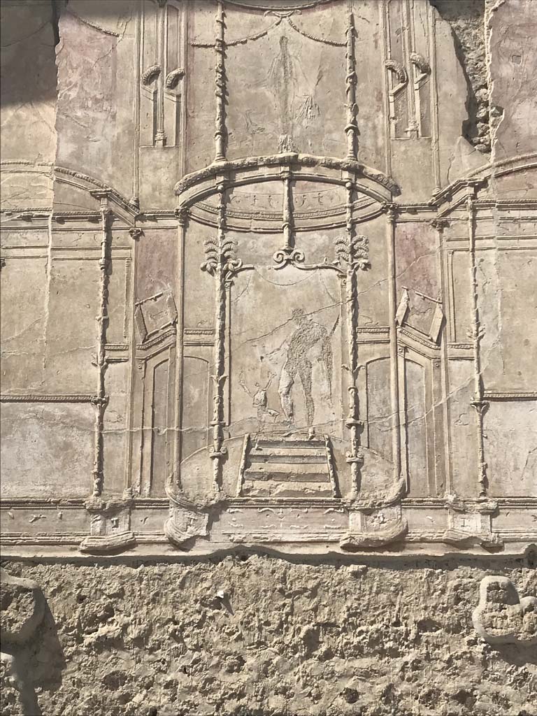 VII.1.8 Pompeii. April 2019. Stucco plaster on wall in south-west corner of gymnasium C.
Photo courtesy of Rick Bauer.