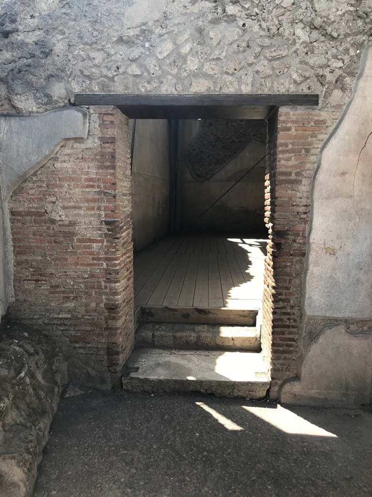 VII.1.8 Pompeii. April 2019. Entrance doorway to destrictarium E at west end of south portico B.
Photo courtesy of Rick Bauer.