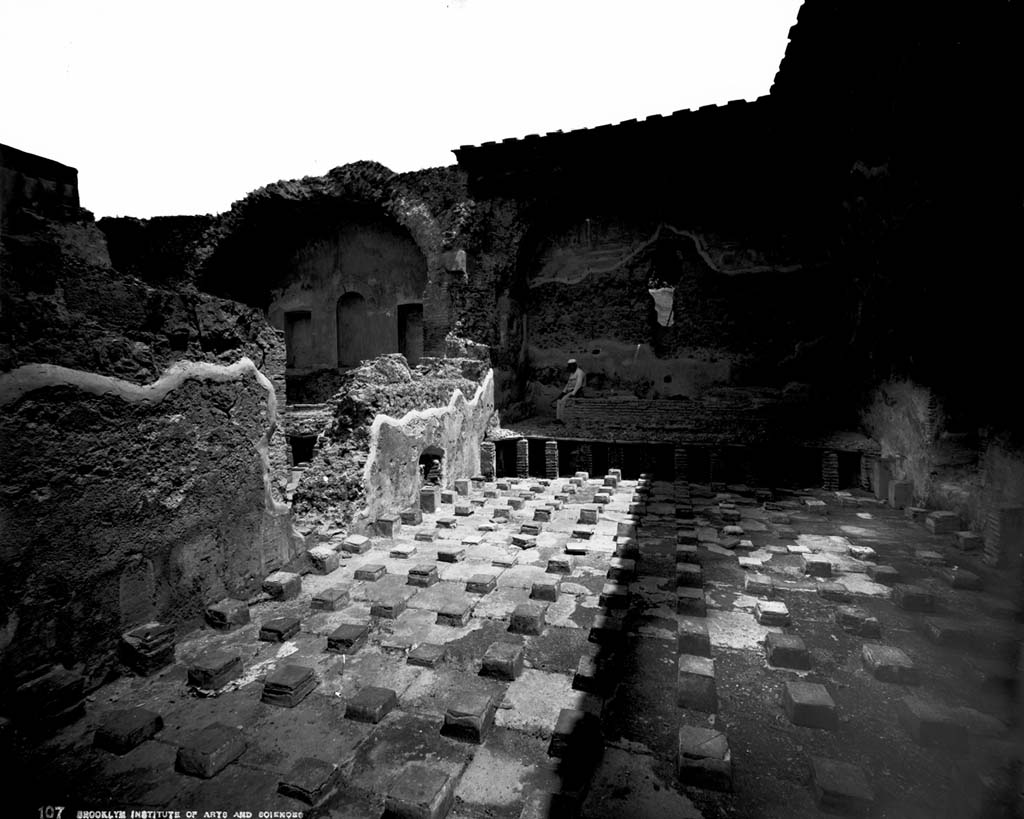 VII.1.8 Pompeii. 1895. Looking north-east across men’s tepidarium 3.
By William Henry Goodyear - Brooklyn Museum Archives, Goodyear Archival Collection S03_06_01_001 image 388.
Public Domain, https://commons.wikimedia.org/w/index.php?curid=31070347