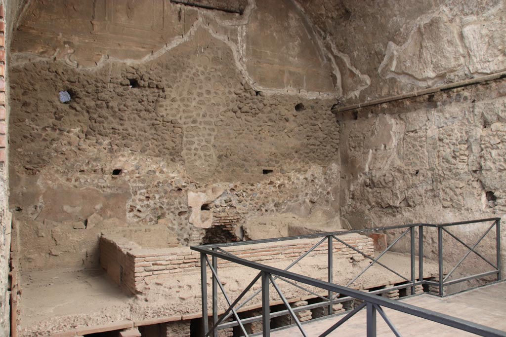 VII.1.8 Pompeii. October 2022.
Men’s tepidarium 3, north-east corner (left) and pool against east end wall. Photo courtesy of Klaus Heese.