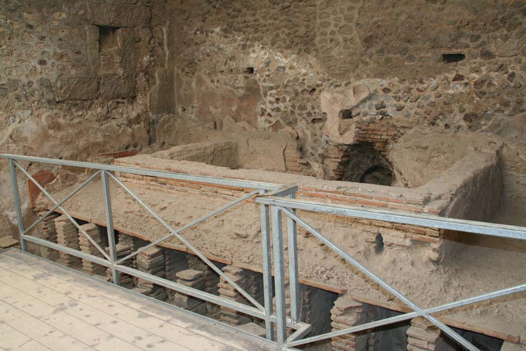 VII.1.8 Pompeii. April 2013. Men’s tepidarium 3, looking towards pool against east end wall.
Photo courtesy of Klaus Heese.