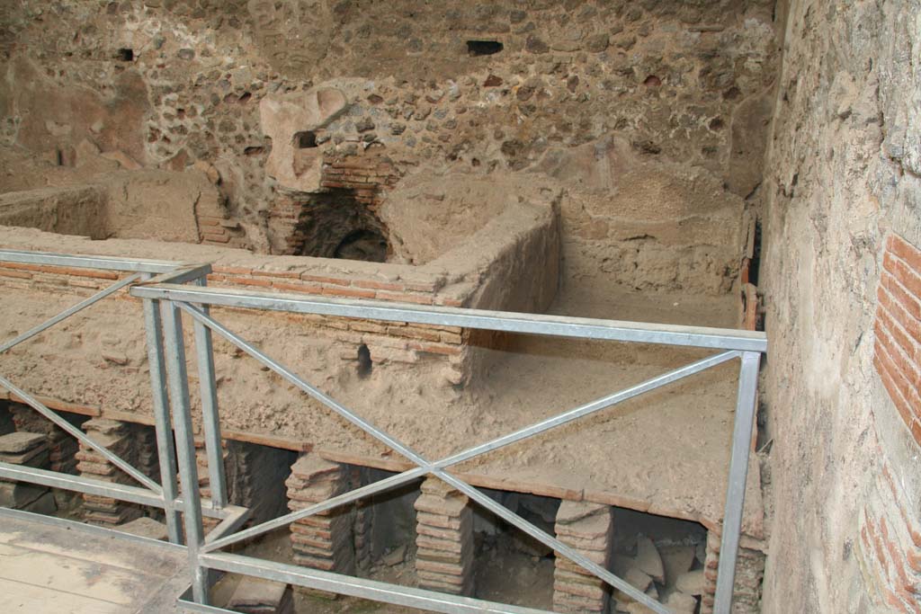 VII.1.8 Pompeii. April 2013. Men’s tepidarium 3, pool against east end wall in south-east corner.
Photo courtesy of Klaus Heese.