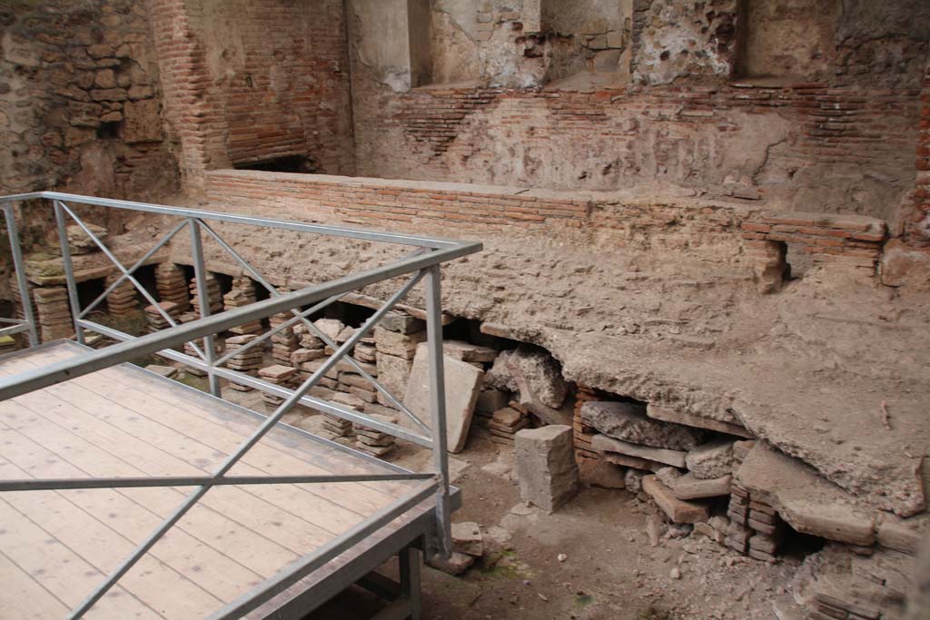 VII.1.8 Pompeii. April 2014. Looking towards east end wall of calidarium 5 and hypocaust system.
Photo courtesy of Klaus Heese.