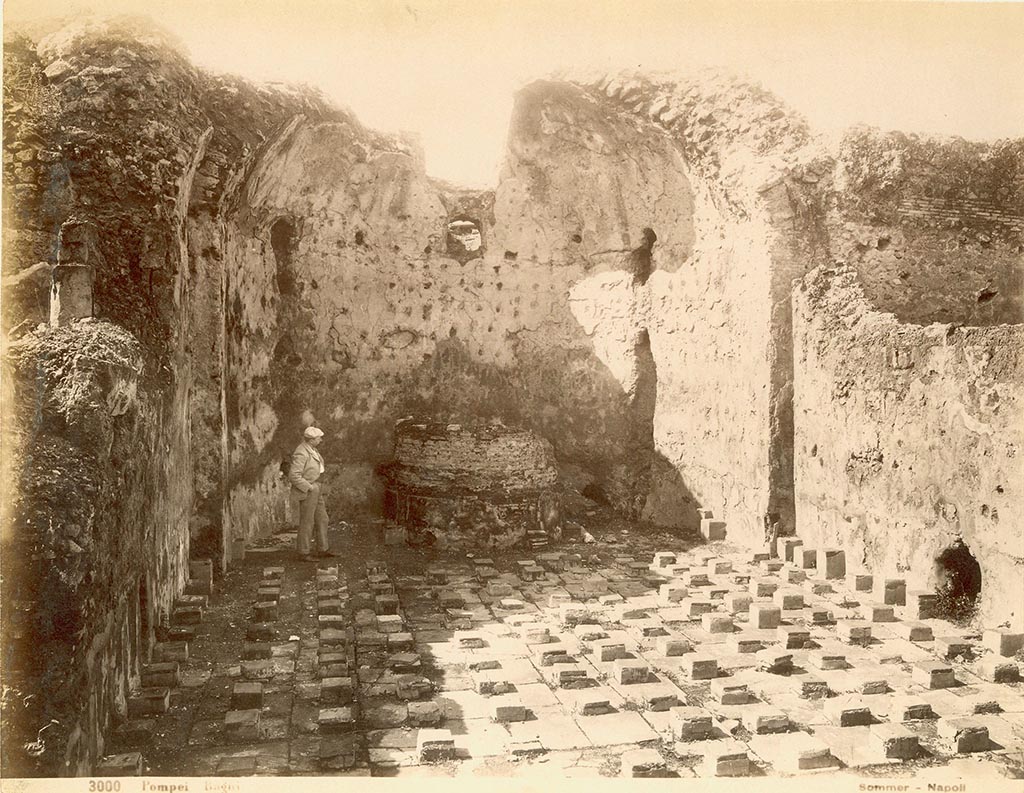 VII.1.8 Pompeii. Old 19th century photograph by Giorgio Sommer.
Looking west in men’s calidarium 5 with remains of support for marble drinking water basin.
The skylight in the apse also helped to regulate the temperature.
