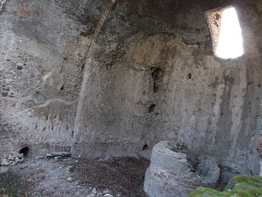 VII.1.8 Pompeii. December 2006.
South end of west end wall of men’s calidarium 5 with remains of support for marble drinking water basin.
The skylight in the apse, which has been reconstructed, also helped to regulate the temperature.