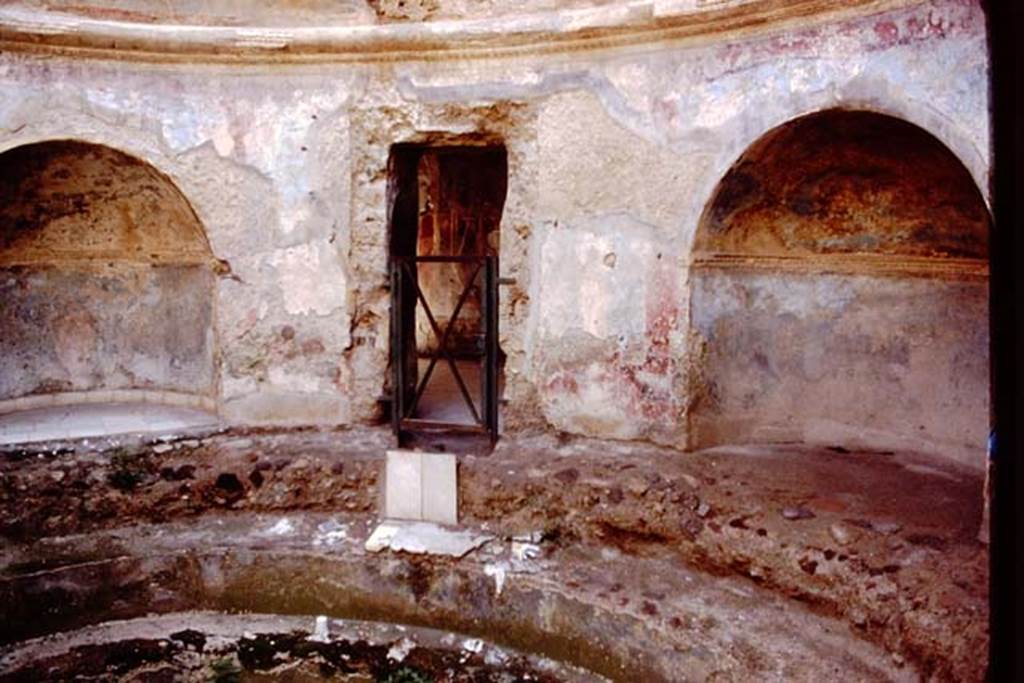 VII.1.8 Pompeii. Looking south towards doorway out of frigidarium 4.
Source: The Wilhelmina and Stanley A. Jashemski archive in the University of Maryland Library, Special Collections (See collection page) and made available under the Creative Commons Attribution-Non-Commercial License v.4. See Licence and use details.
J84f0014