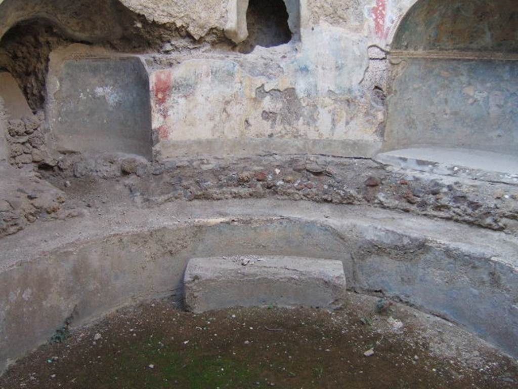 VII.1.8 Pompeii. September 2005. Cold bath and step in frigidarium 4.
