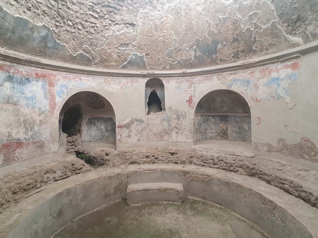 VII.1.8 Pompeii. July 2021. Frigidarium 4, cold bath, step and recesses.
Foto Annette Haug, ERC Grant 681269 DÉCOR