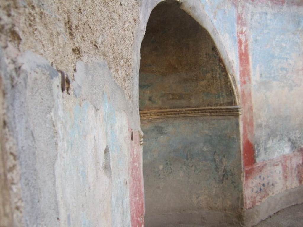 VII.1.8 Pompeii. September 2005. Arched recess on west side in frigidarium 4.