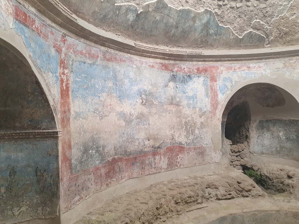 VII.1.8 Pompeii. July 2021. Painted decoration between recesses in frigidarium 4.
Foto Annette Haug, ERC Grant 681269 DÉCOR