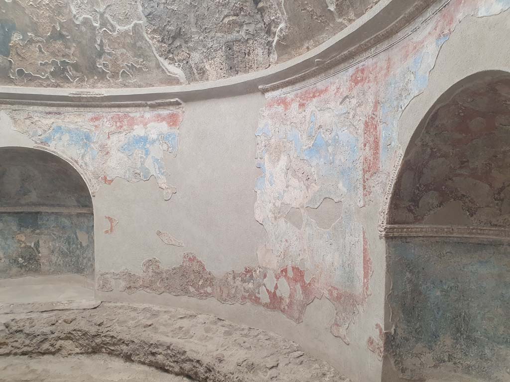VII.1.8 Pompeii. July 2021. Frigidarium 4, remains of painted decoration between recesses, on east side.
Foto Annette Haug, ERC Grant 681269 DÉCOR
