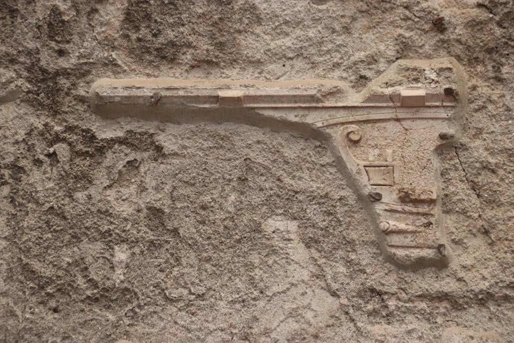 VII.1.8 Pompeii. October 2022.
Stucco decoration on upper south wall of men’s tepidarium 3, west of doorway from men’s changing room 2.
Photo courtesy of Klaus Heese.