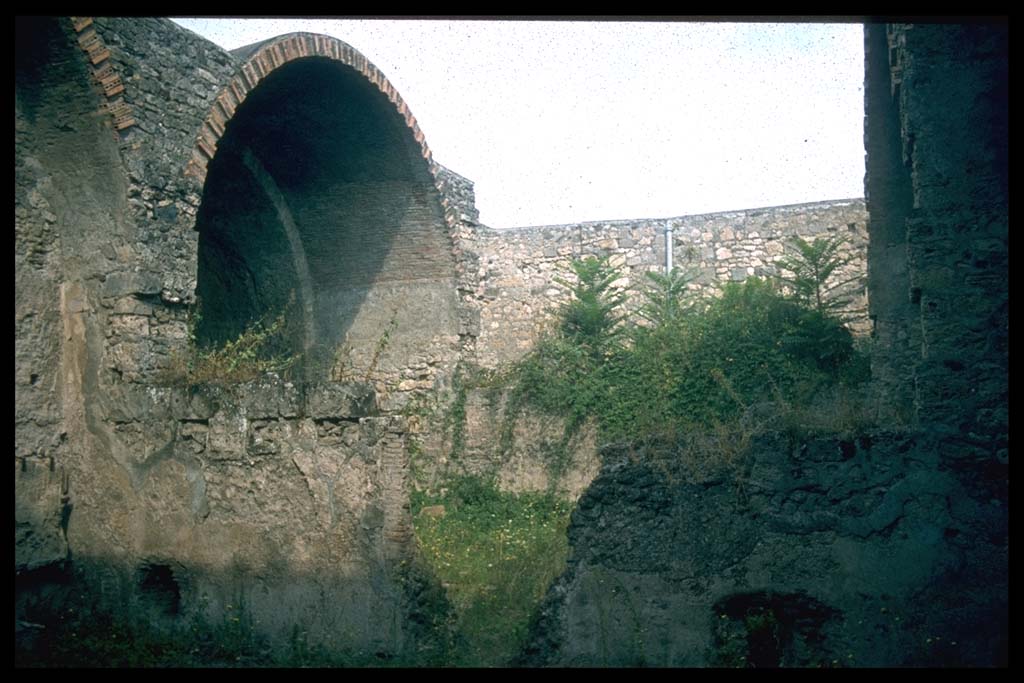 VII.1.8 Pompeii. Men’s tepidarium 3, looking into calidarium 5.
Photographed 1970-79 by Günther Einhorn, picture courtesy of his son Ralf Einhorn.