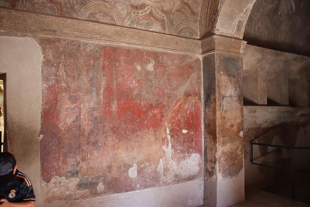 VII.1.8 Pompeii. October 2024.
North wall at east end of Vestibule 1, with room 2, men’s changing room, on right. Photo courtesy of Klaus Heese.