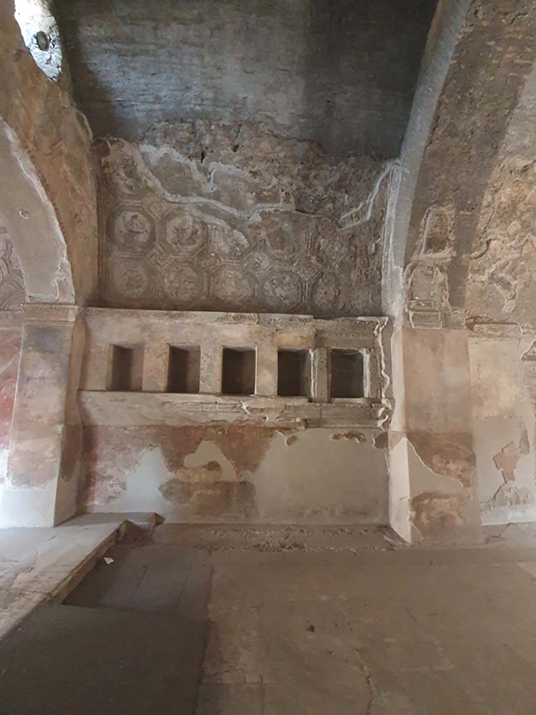 VII.1.8 Pompeii. July 2021.
Men’s changing room 2, looking towards north wall with niches for belongings.
Foto Annette Haug, ERC Grant 681269 DÉCOR