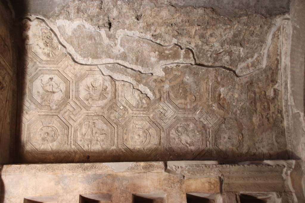 VII.1.8 Pompeii. September 2017. North wall, west end, detail of stucco plaster in men’s changing room 2.
Photo courtesy of Klaus Heese.