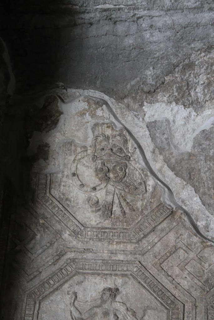 VII.1.8 Pompeii. March 2014. Upper north wall at west end, detail of stucco decoration.
Foto Annette Haug, ERC Grant 681269 DÉCOR
