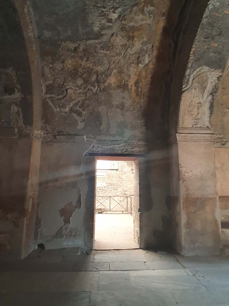 VII.1.8 Pompeii. July 2021.
North wall at east end of men’s changing room 2, with doorway into tepidarium 3.
Foto Annette Haug, ERC Grant 681269 DÉCOR