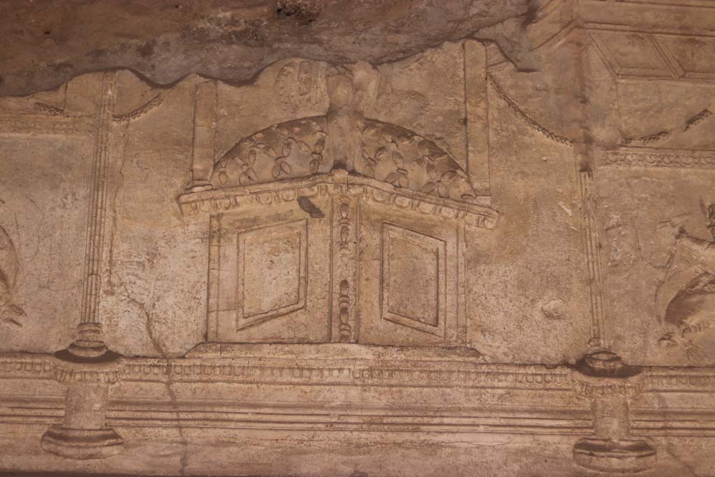 VII.1.8 Pompeii. September 2017. Detail of plaster from upper centre of east wall of men’s changing room 2.
Photo courtesy of Klaus Heese.