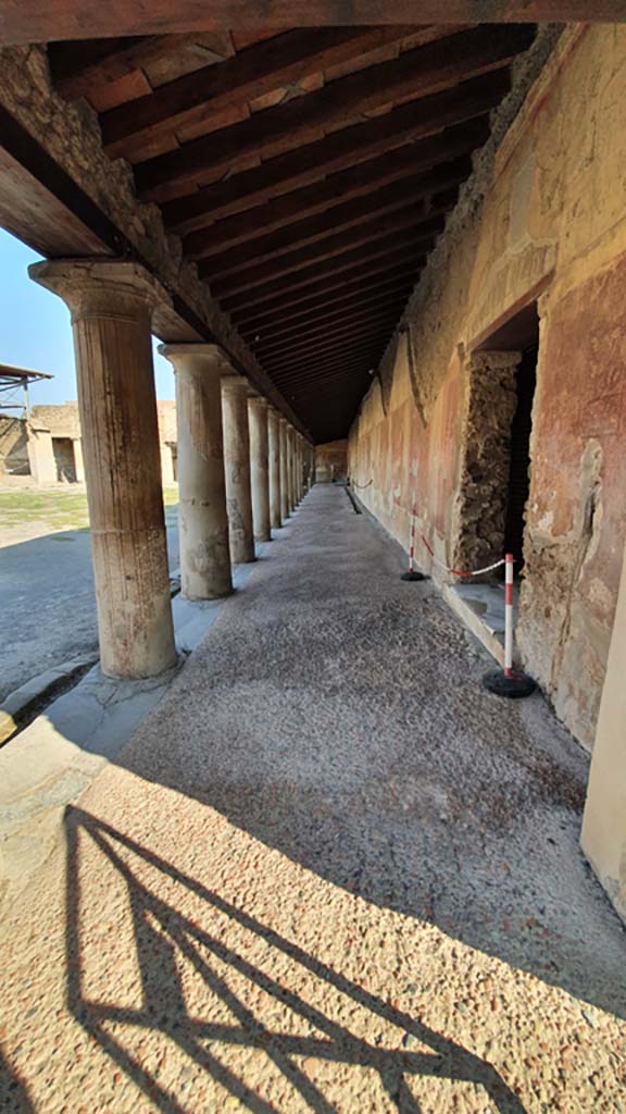 VII.1.8 Pompeii. July 2021.
Looking north along east side of Portico B.
The entrance doorway into Men’s changing room and Baths is on right.
Foto Annette Haug, ERC Grant 681269 DÉCOR