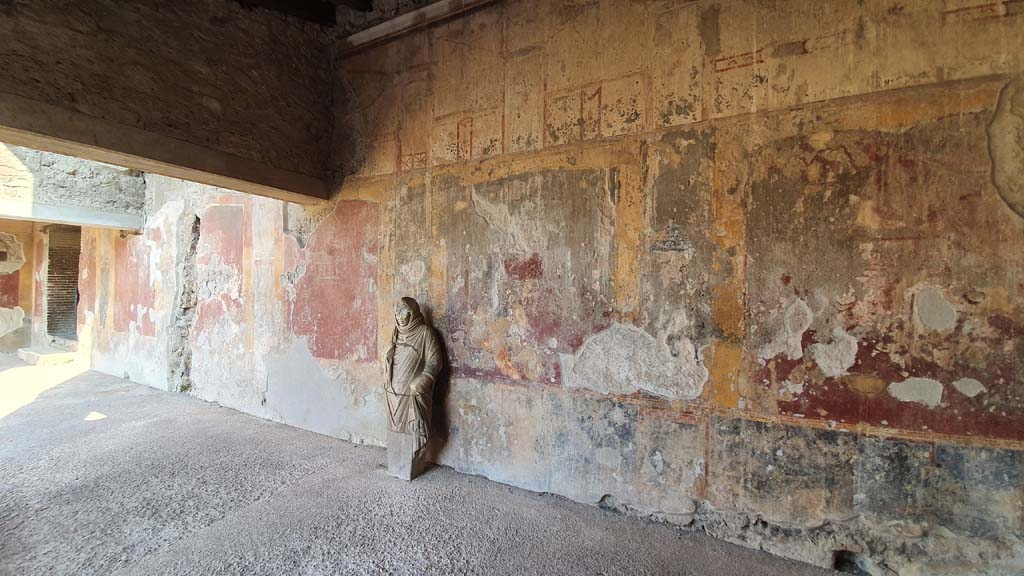 VII.1.8 Pompeii. July 2021.
Looking towards north wall of portico B. On the left is the doorway leading into the latrine, on north side of Gymnasium C.
Foto Annette Haug, ERC Grant 681269 DÉCOR