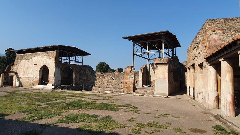 VII.1.8 Pompeii. July 2021. Looking west along north portico B, on right, across gymnasium C, towards swimming pool.
Foto Annette Haug, ERC Grant 681269 DÉCOR