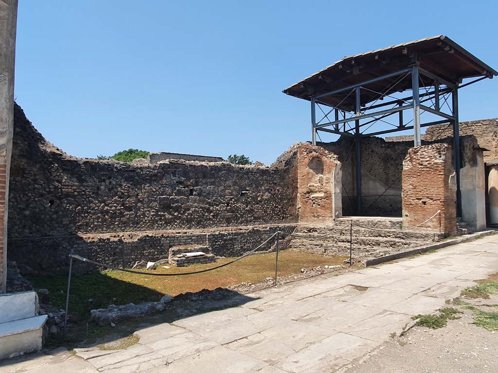 VII.1.8 Pompeii. July 2021. Swimming pool D on west side of the gymnasium C, looking north-west.
Foto Annette Haug, ERC Grant 681269 DÉCOR