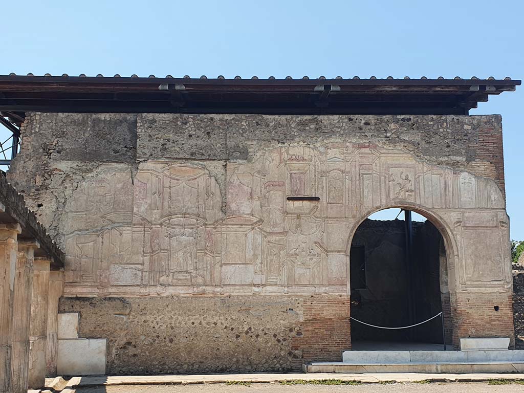 VII.1.8 Pompeii. July 2021.
Looking west to stucco exterior walls of destrictarium E and nymphaeum F, in south-west corner of gymnasium C.
Foto Annette Haug, ERC Grant 681269 DÉCOR