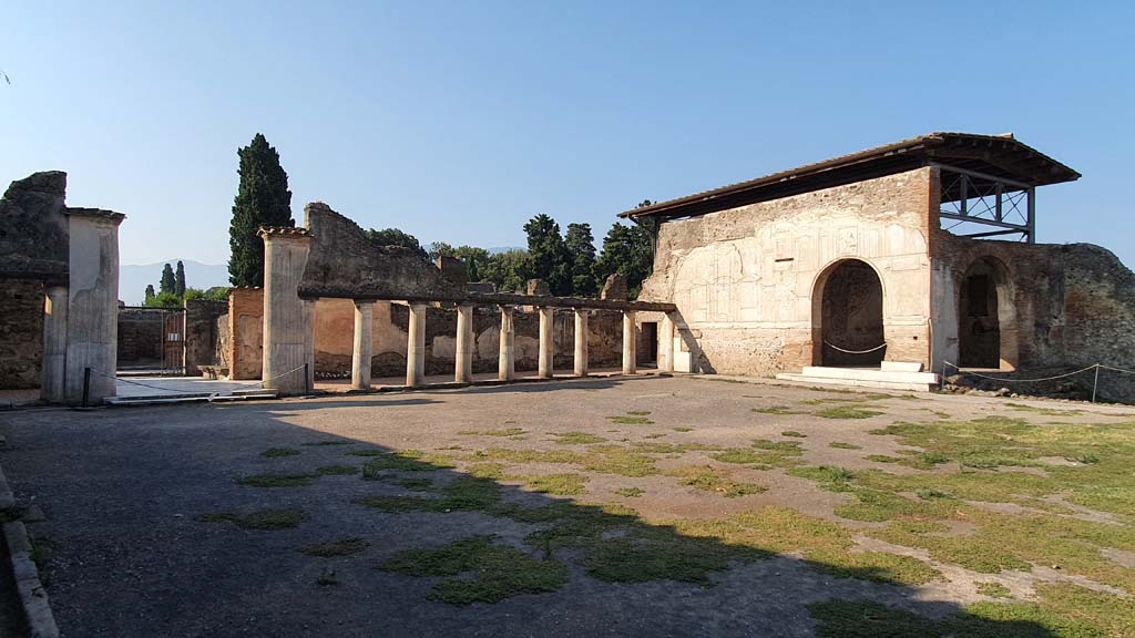 VII.1.8 Pompeii. July 2021.
Looking towards south portico with entrance, on left, and south-west corner of gymnasium C, on right.
Foto Annette Haug, ERC Grant 681269 DÉCOR
