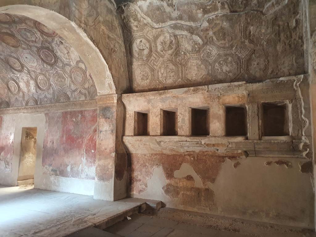 VII.1.8 Pompeii. July 2021.
Looking west along north wall from men’s changing room 2, on right, towards north wall of Vestibule 1, on left.
Foto Annette Haug, ERC Grant 681269 DÉCOR