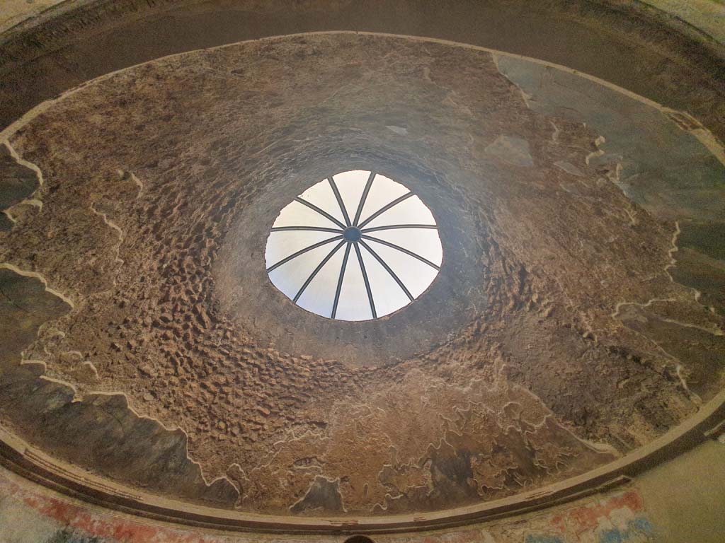 VII.1.8 Pompeii. July 2021. Frigidarium 4, ceiling with central opening.
Foto Annette Haug, ERC Grant 681269 DÉCOR