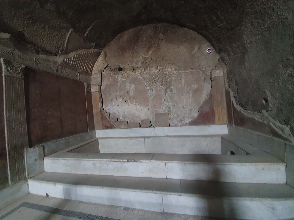VII.1.8 Pompeii. July 2021. Caldarium 9, looking towards marble pool at east end.
Foto Annette Haug, ERC Grant 681269 DÉCOR